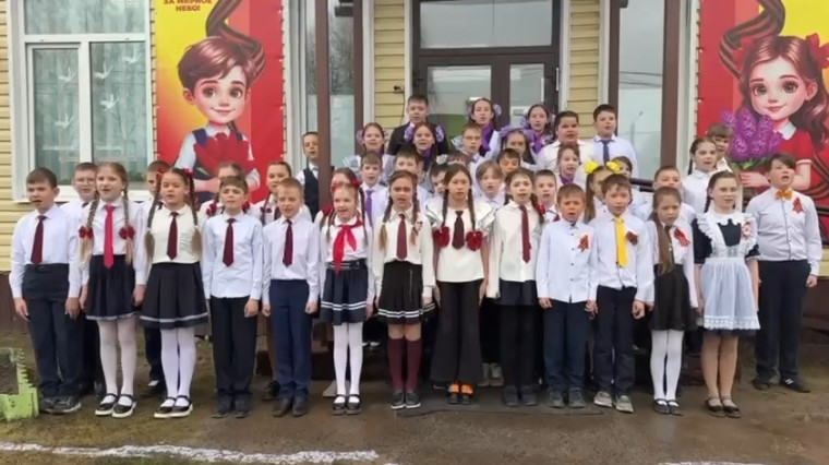 Исполнение песни "День Победы".
